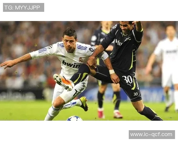 足球明星背影艺术作品展现运动之美与激情的完美结合