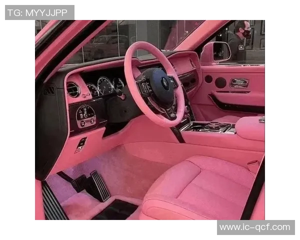 足球明星驾驭库里南豪车展现风采引发粉丝热议